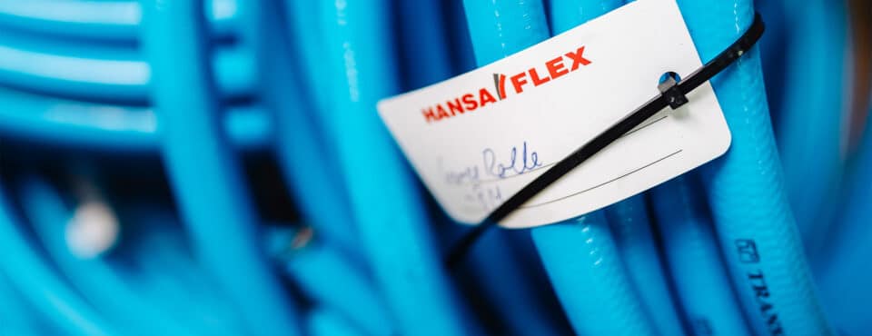 blaue Höchstdruckschläuche von HANSA-FLEX in Nahaufnahme mit Label