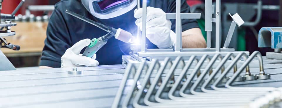 Rohrendenbearbeitung von Mitarbeiter mit Handschuhen und Werkzeug