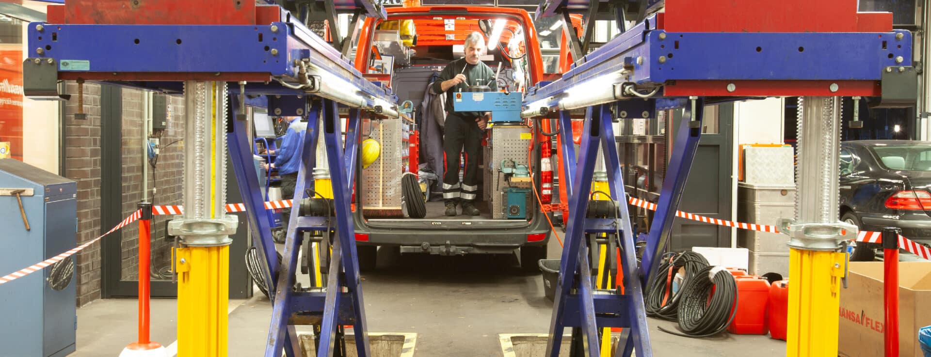 Hebebühnen in Betrieb mit Mitarbeiter